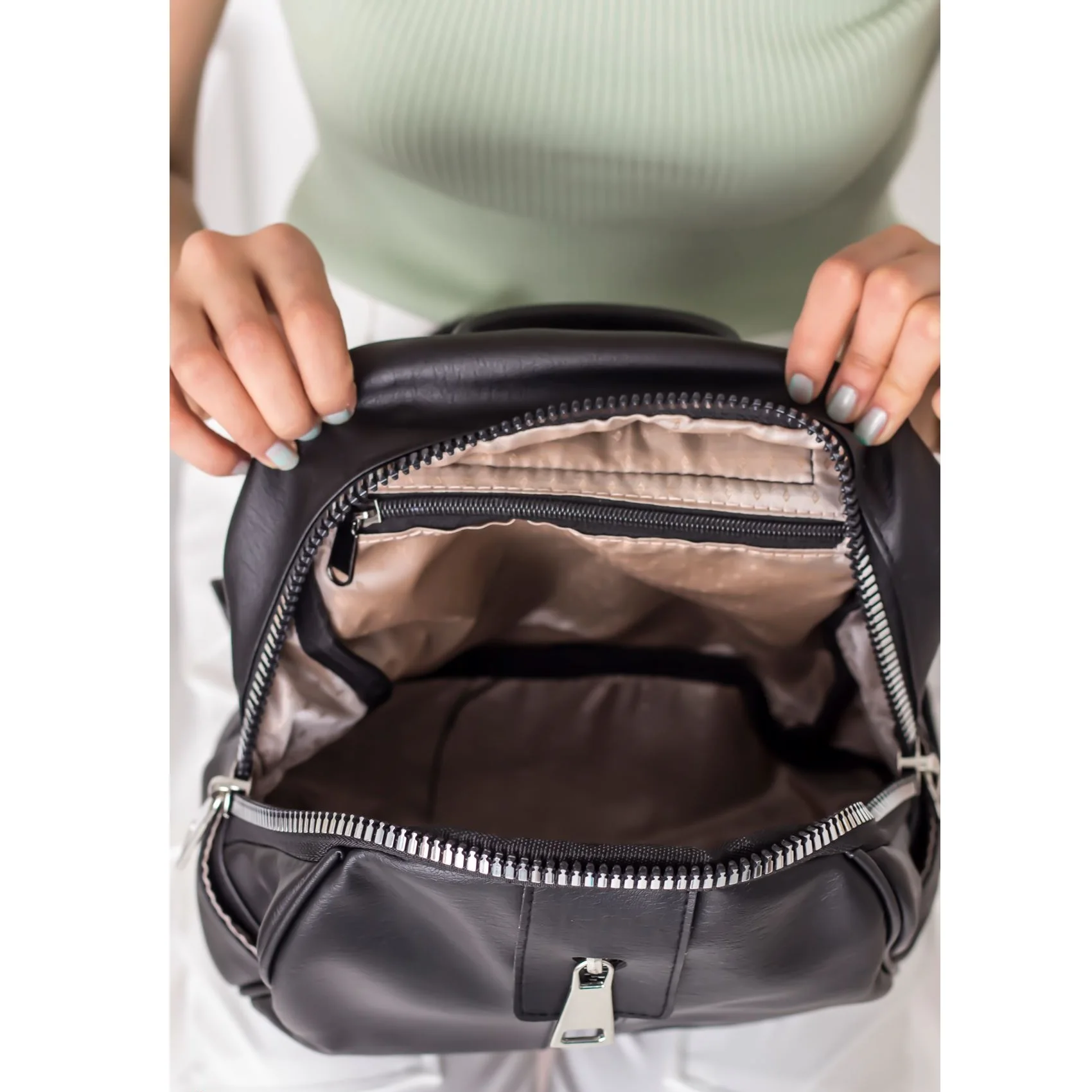

Shiny Black Color Fashion Trend Women Lady Backpacks Zippered Bag
