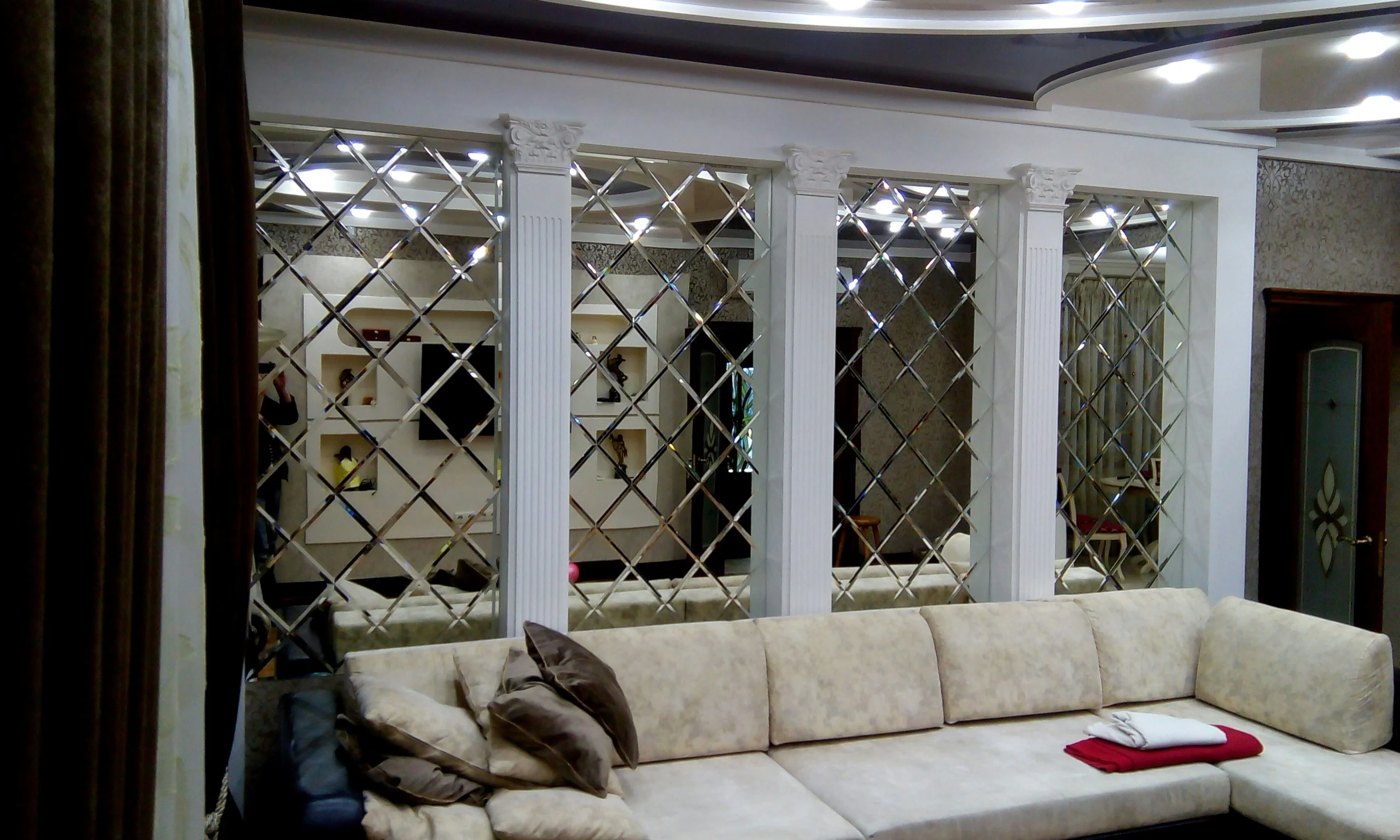 Панно 85х127 5 см из зеркальной плитки 30х30 с фацетом 10 мм |