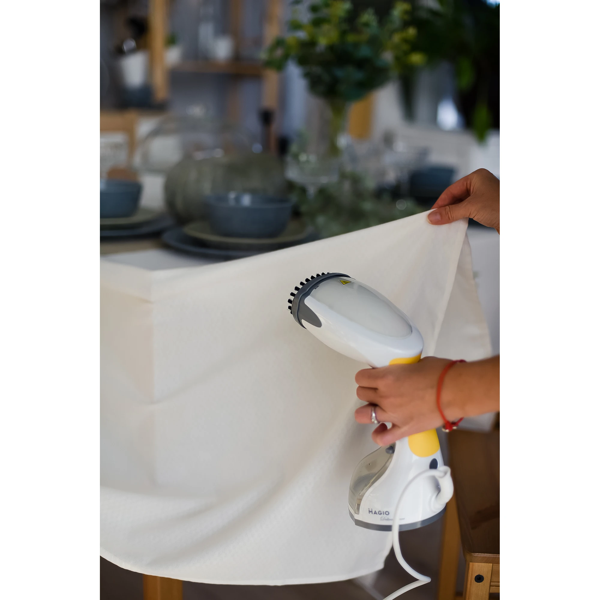 Отпариватель для одежды Magio MG-327 ручной с 2 насадками и функцией автоматической