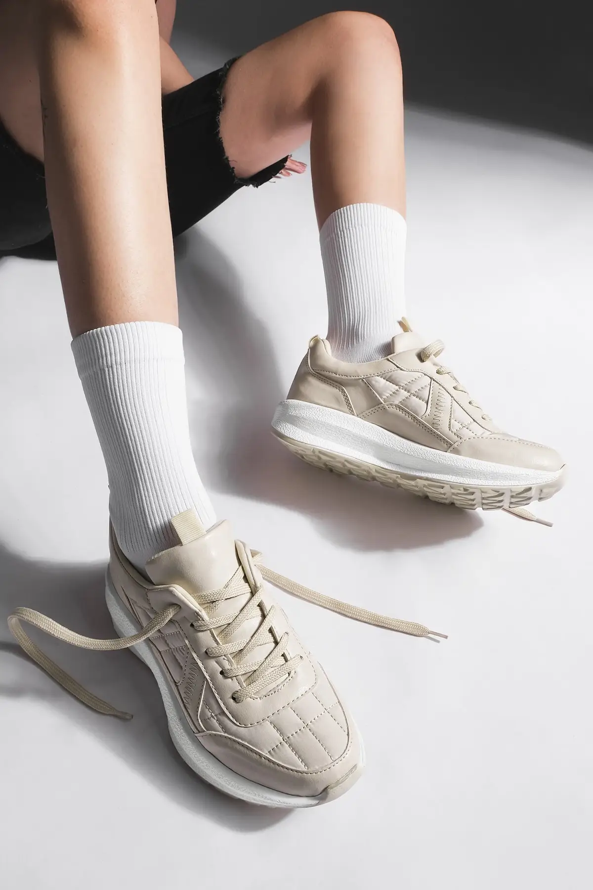 

Новинка 2022, Модные женские кроссовки, спортивная обувь на толстой подошве со шнуровкой, удобные повседневные кроссовки на низком каблуке дл...