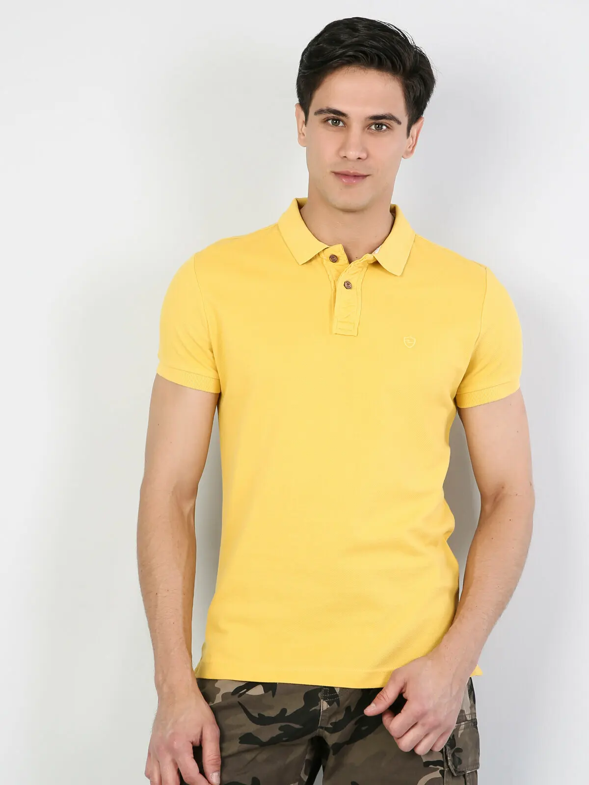 Мужская приталенная рубашка-поло Colins желтая с коротким рукавом мужская CLTKTMPTS0244260