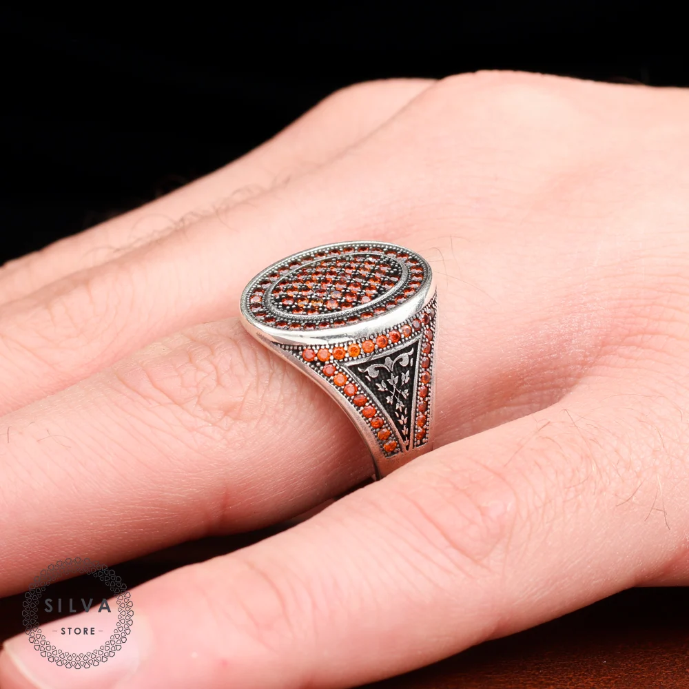 Мужское кольцо из серебра 925 пробы с красным цирконием. Доступны Мужские