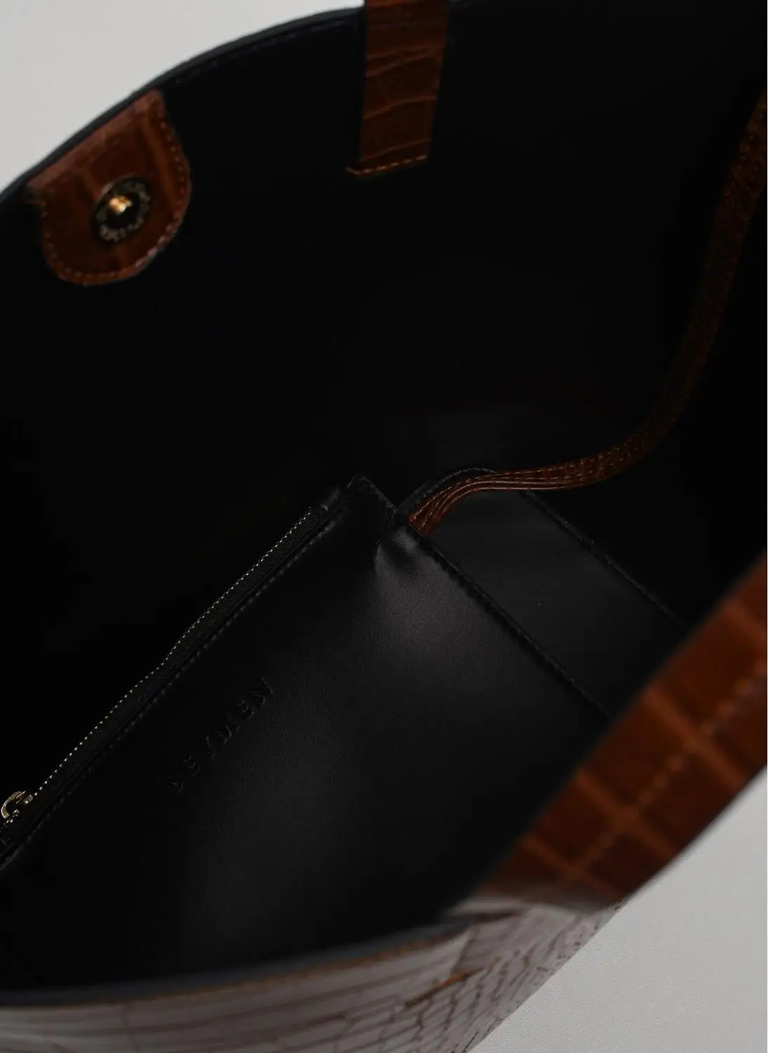 

Classy, Fabulous, Beautiful, Luxury, High class, Fancy, Leather, Business, Gift, Bags, Fashion, Amazing, Limited Edition.