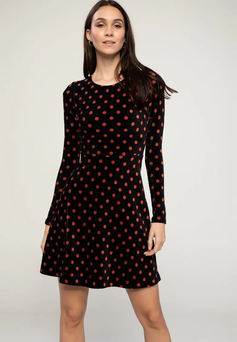 Женское Короткое трикотажное платье DeFacto модное плиссированное в горошек с