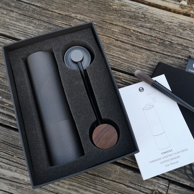 Дешево Ручная кофемолка TIMEMORE Store Slim3 Plus Up, мини-заусенцы, стальной сердечник, отправка, чистящая щетка для кухни Pаспродажа Ручная кофемолка TIMEMORE Store Slim3 Plus Up, мини-заусенцы, стальной сердечник, отправка, чистящая щетка для кухни