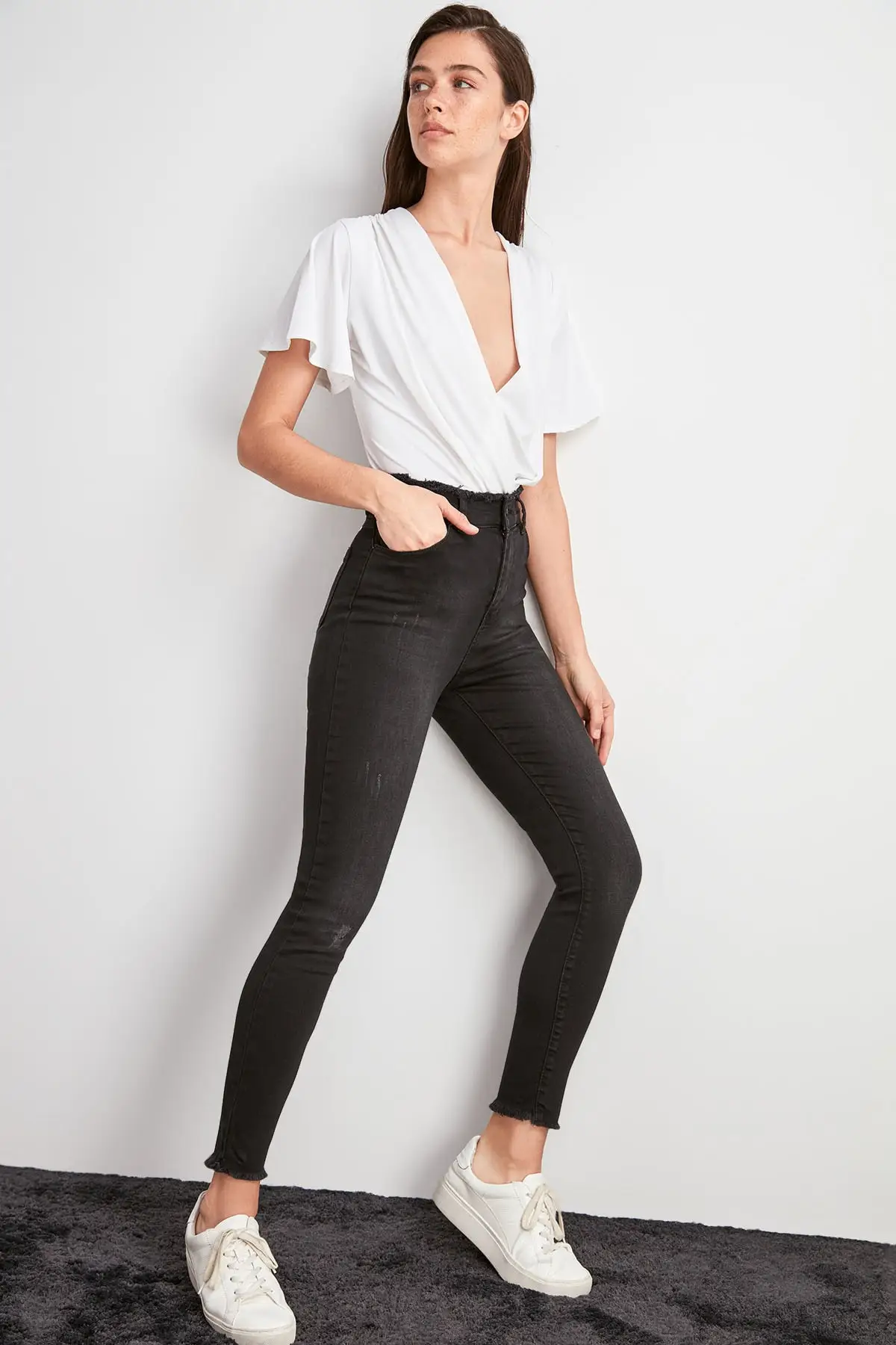 Trendyol Beli узкие джинсы с высокой талией и кисточками TWOAW20JE0486 |