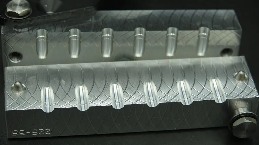 Пулелейка 223 на 6 пуль 6-Cavity Bullet Mold C225-55-RF 22 Caliber (225 Diameter) 55 Grain Flat Nose Gas Check 90459 |