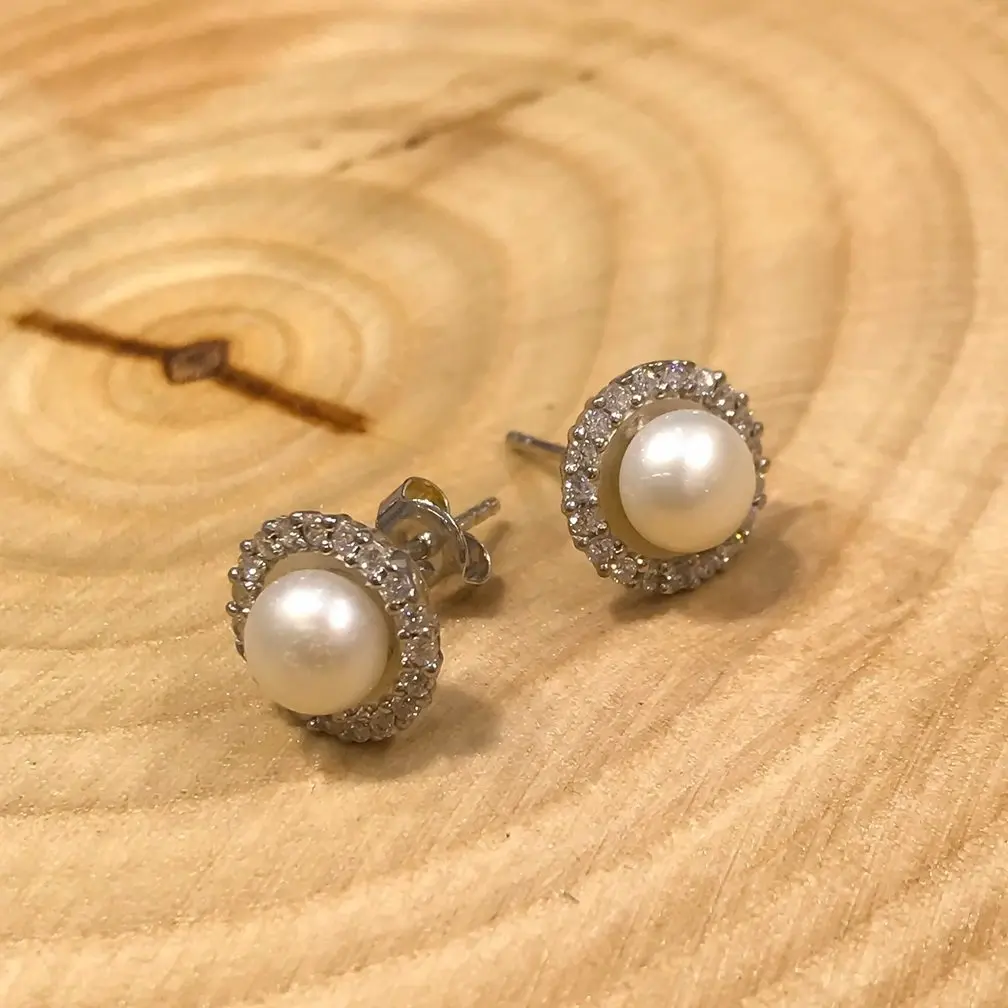 

Solitaire Top With Single Studded Silver Pearl Earrings