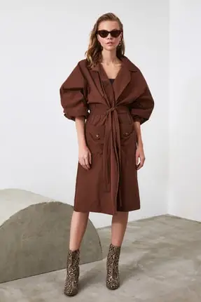 Коричневый удлиненный плащ на талии и с поясом | Женская одежда