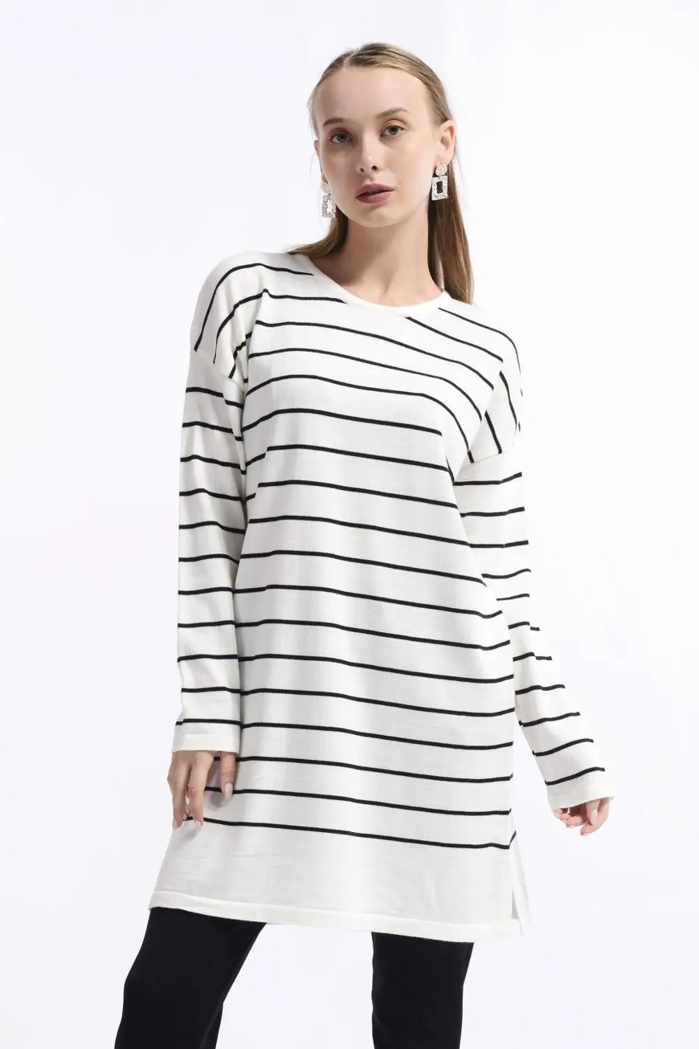 

Nefise Fashion 2020 Knitted Woman Long Stripped Crew Neck Sweater Tunic for winter Autumn Black White