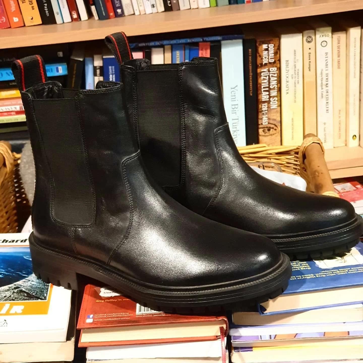 

Men's High quality Genuine leather 100% ankle Shoes boots black or logo