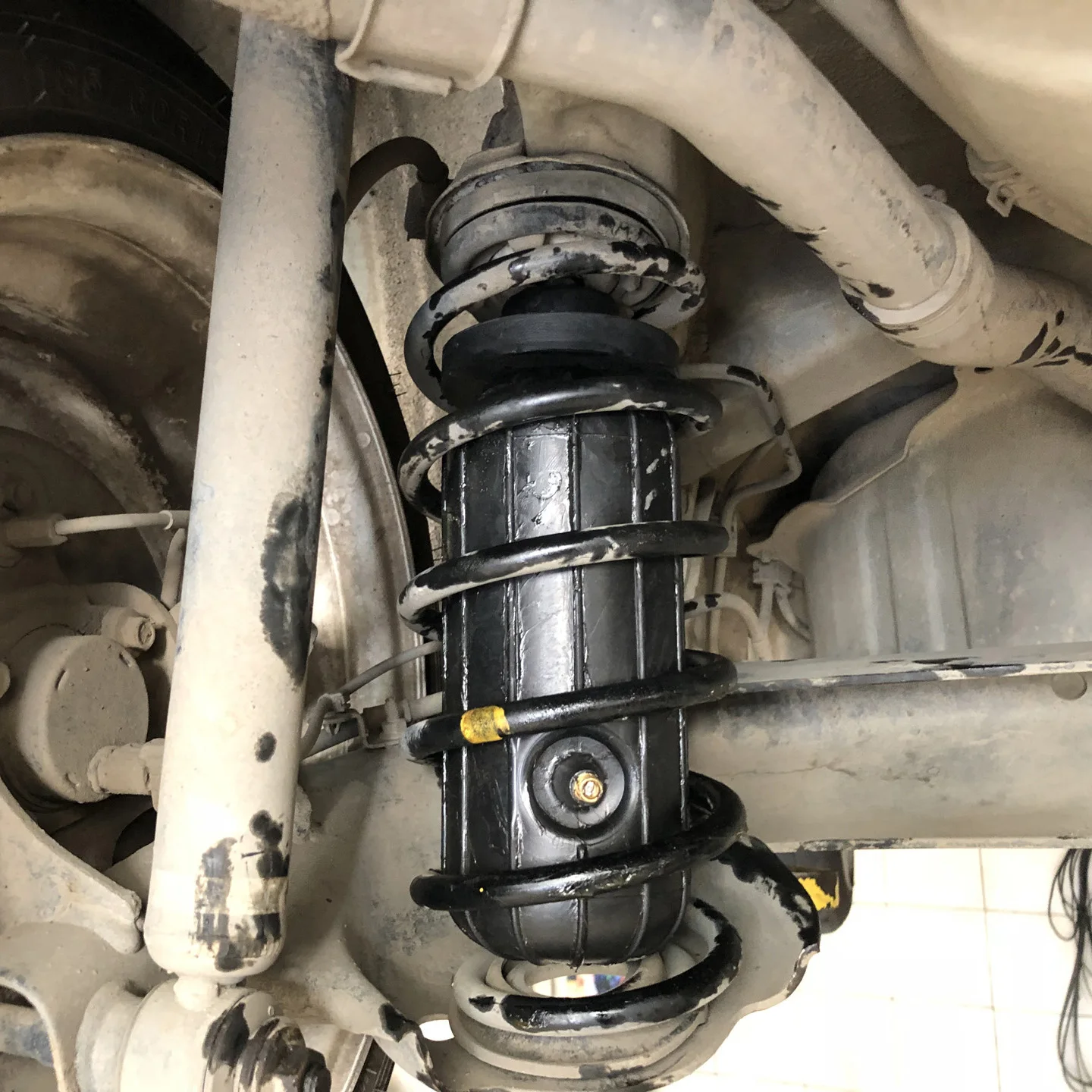 Пневмобаллоны в пружины размер 200*85 боковой клапан комплект 2 баллона отбойника |