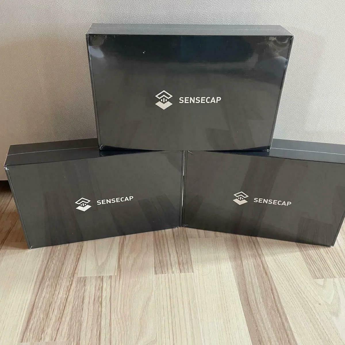 

00 SenseCAP M1, гелиевая точка доступа, запечатанная в оригинальной коробке