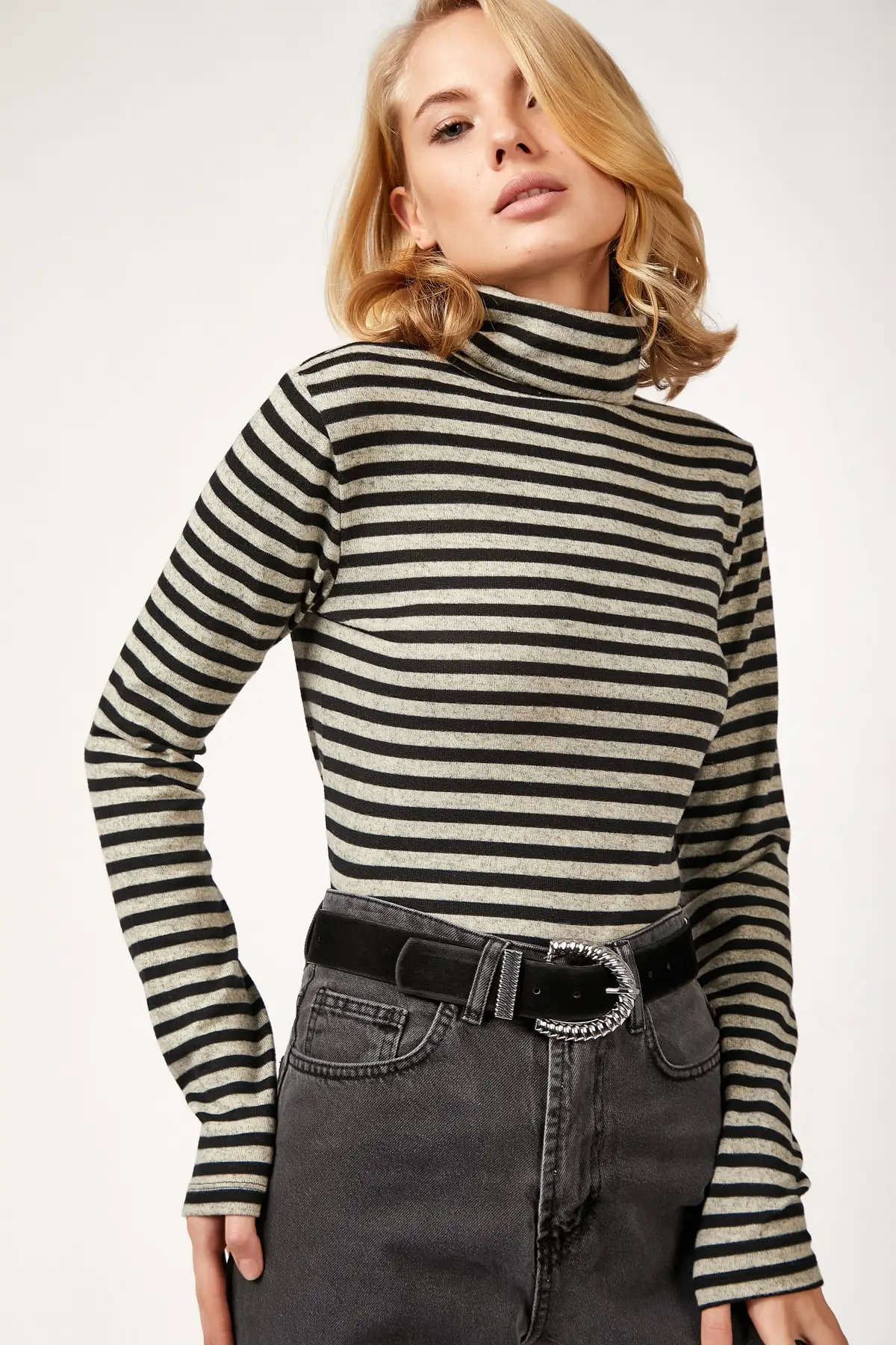 Счастье ist. Женская трикотажная блузка с воротником под горло в полоску MHT0150 |