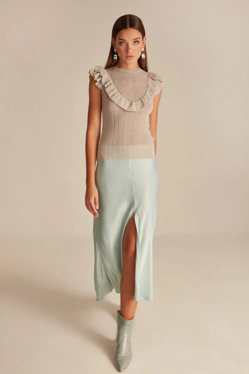 Трикотажная блузка Joinus без рукавов с вырезом лодочкой и оборкой цвет норки| |