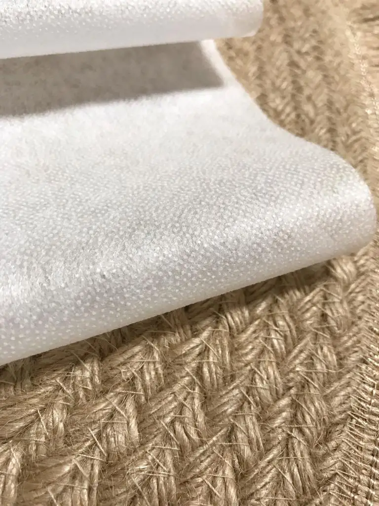 Флизелин клеевой односторонний. Нетканый материал плотность 35 г/м шириной 90 см.