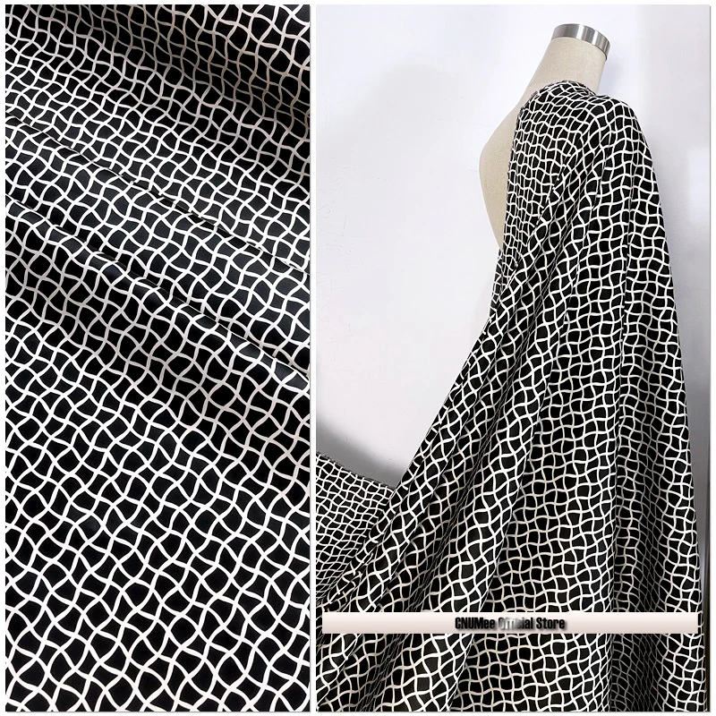 

CNUM SP954 Pure Silk/ Grid Lines, Black Background /Silk Fabric 92% Silk 8% Spandex Elastic/ Width 1.48yd Thickness 19momme