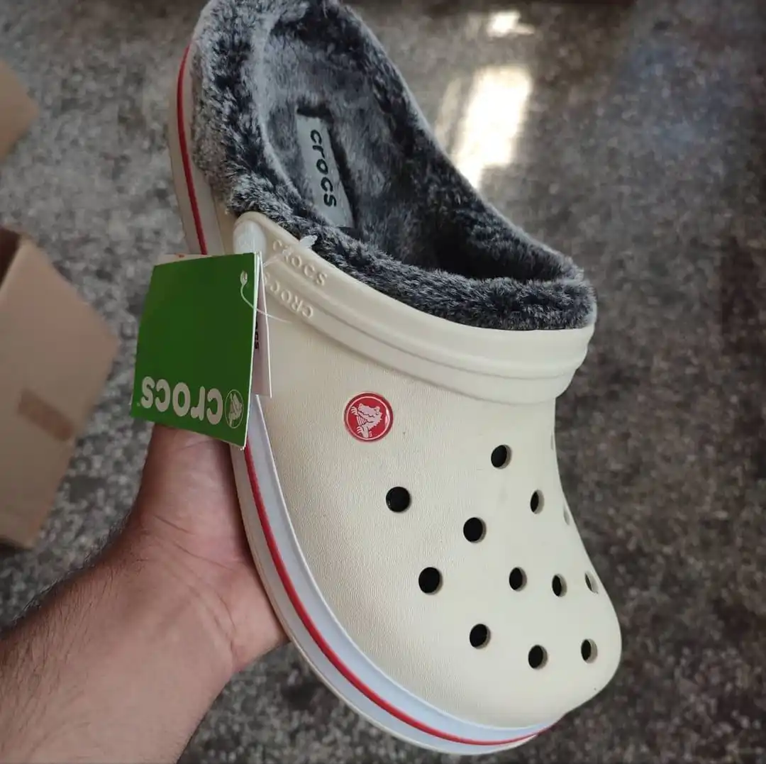 

Тапочки crocs 2022 первого качества, шерстяная подошва унисекс, пушистые удобные мягкие перфорированные тапочки для использования внутри и вне ...