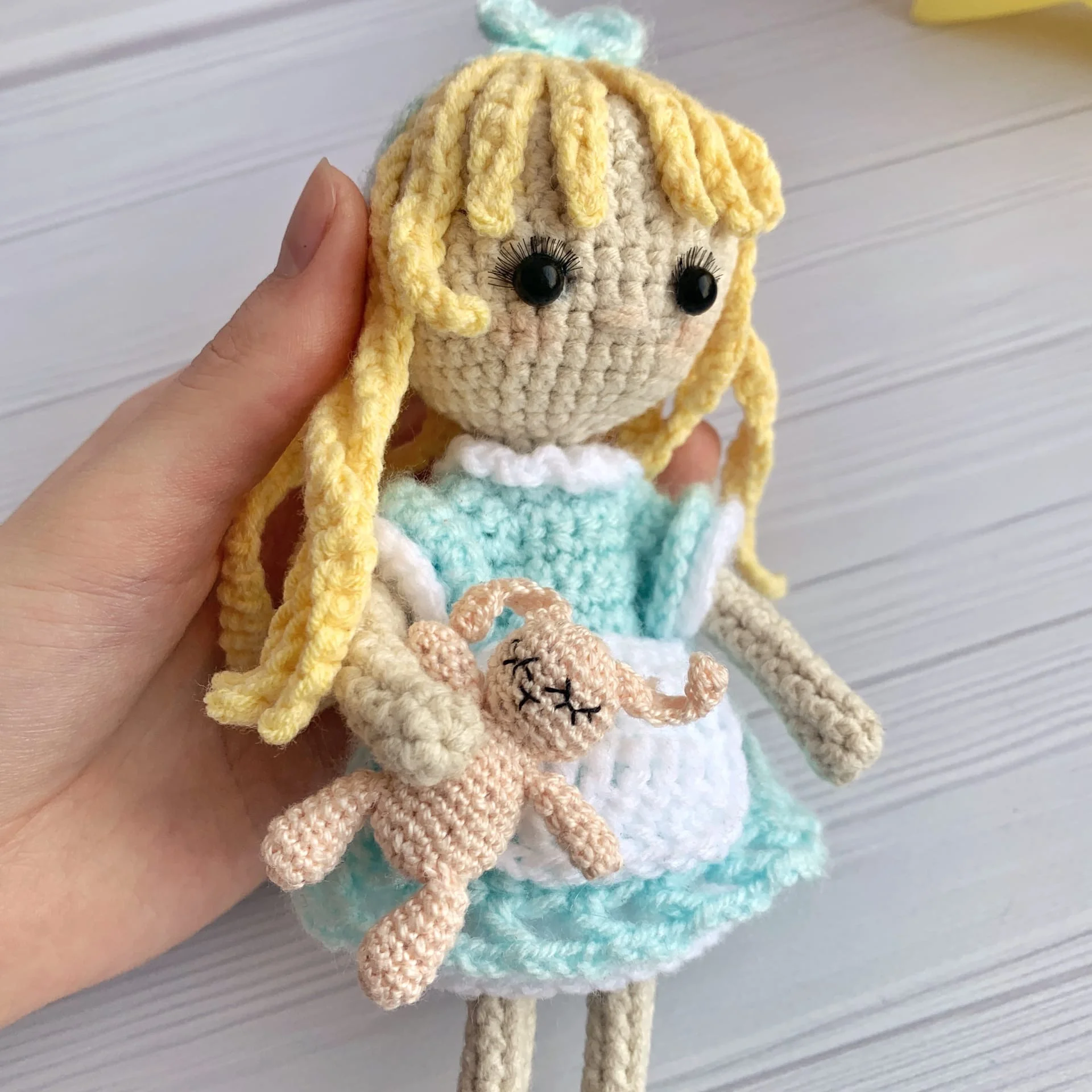 Вязаная кукла алиса в стране чудес. Кукла алиса вязаная вязаная. Вязаная кукла алиса в стране чудес. Вязаная кукла алиса в стране чудес. Вязаная кукла выпускница.