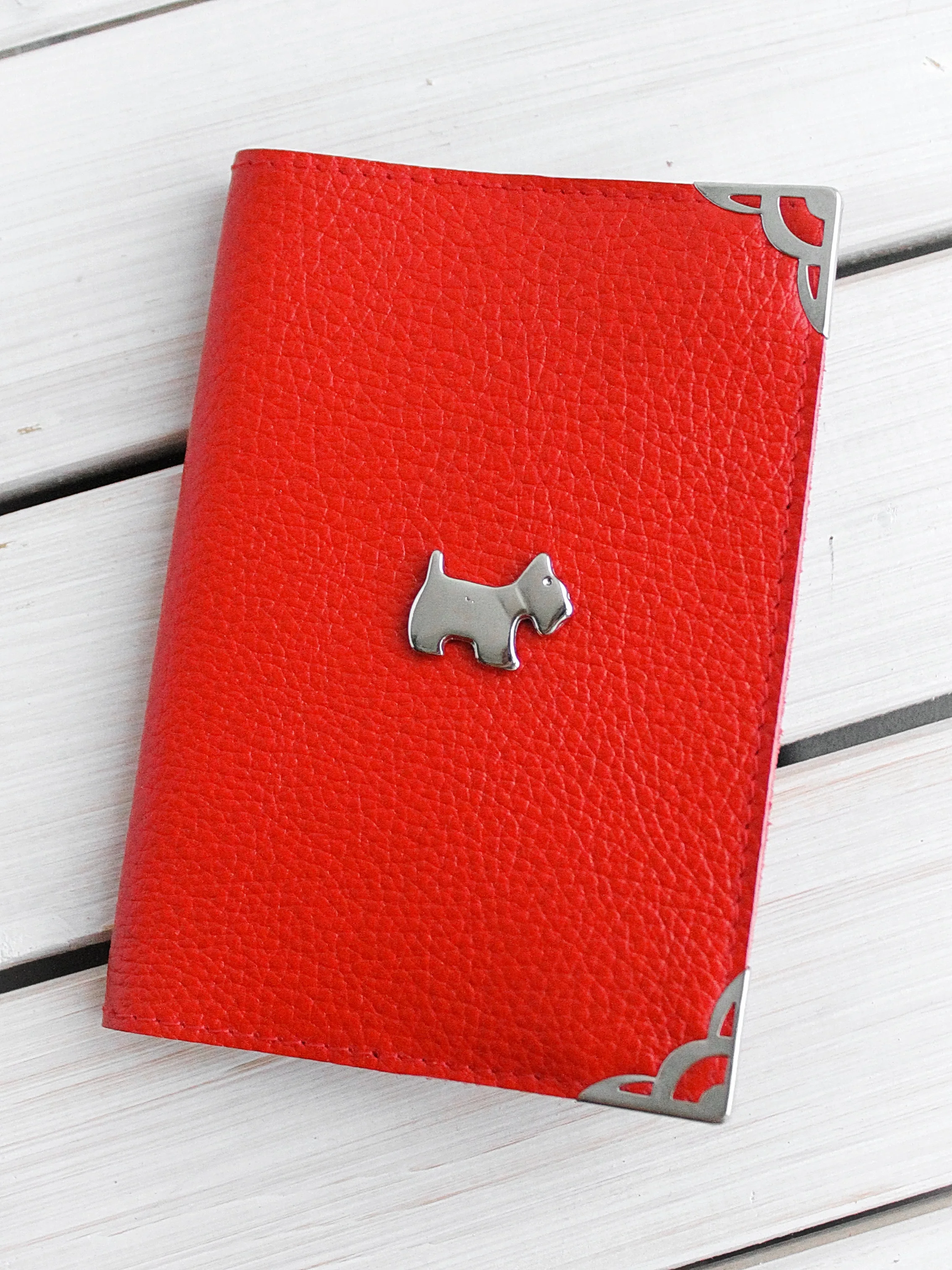 Ообложка на паспорт с фурнитурой Собака уголки. |