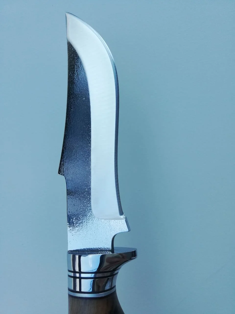 Нож ручной работы из кованой стали с гравировкой головы волка рукоятка ореха