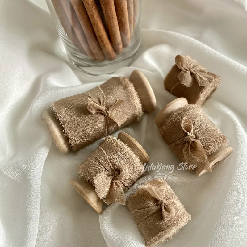 Оригинальная шелковая креп лента на деревянных катушках с необработанными