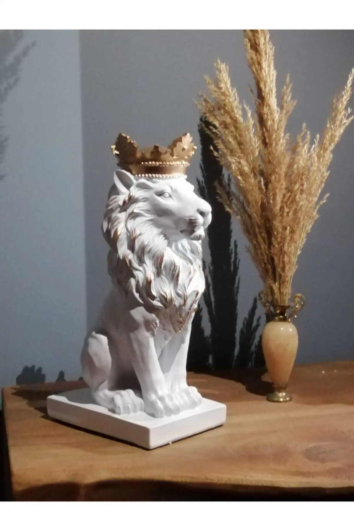 

2021 New Creative Modern Golden Crown Black Lion Statue Animal Figurine Sculpture For Home Decorations Attic Ornaments Gifts