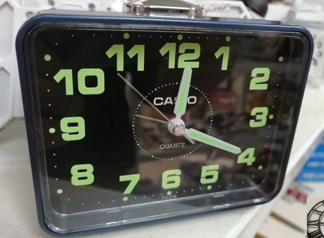 Будильник Casio TQ-218 2TF Светоотражающие цифры и стрелки (светятся в темноте) |