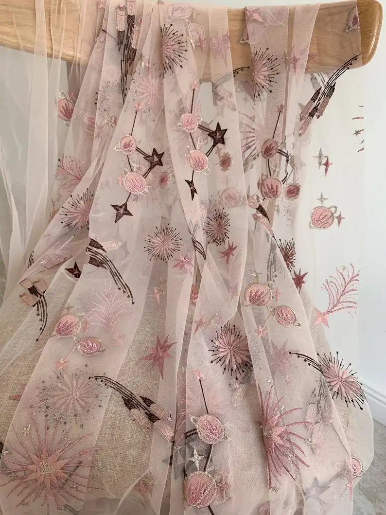 Розовая сетчатая кружевная ткань с вышивкой звезд тема космического полета