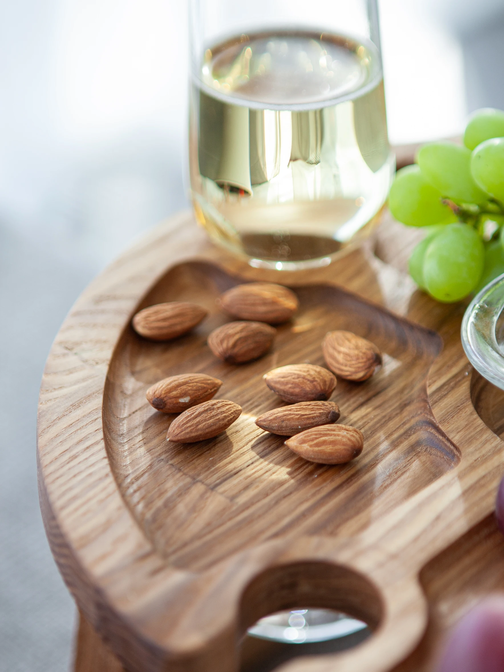 Подарок жене. Столик для вина и закусок/ Менажница деревянная/ Аксессуар Вина/