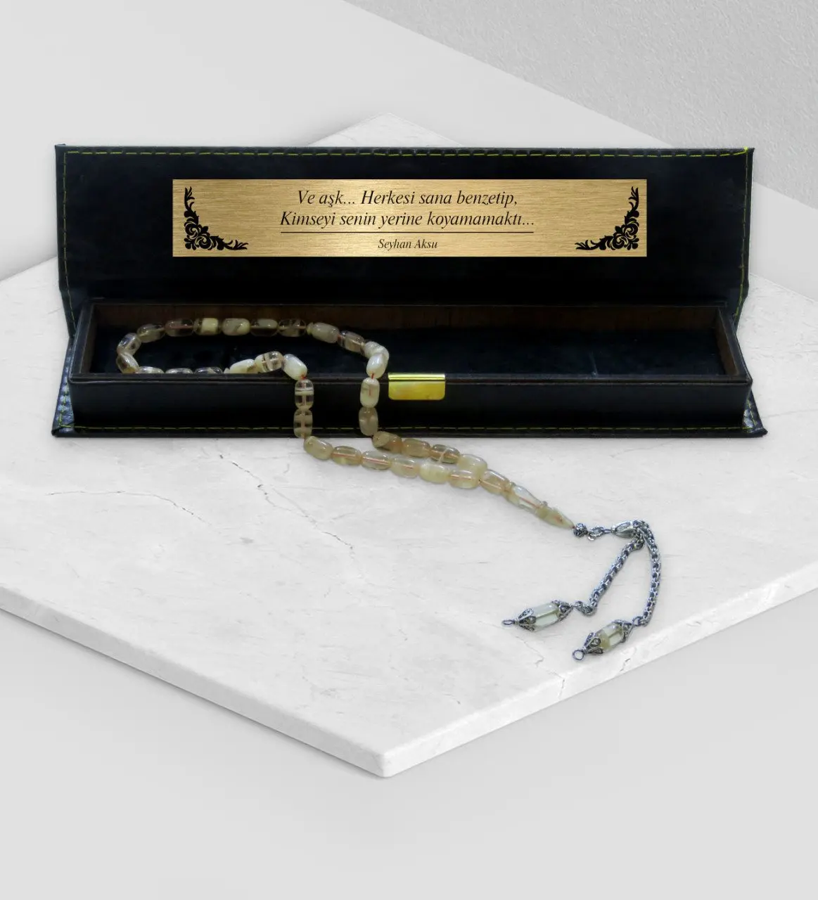 Сделанный на заказ в кожаной коробке капсулы выдавливают янтарные