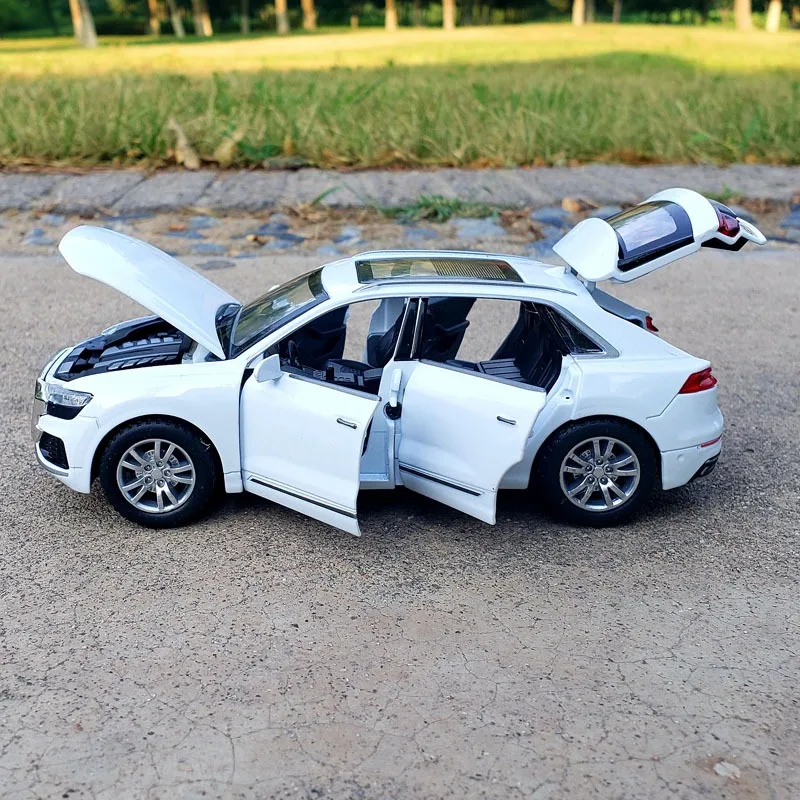 

Модель автомобиля Audi Q8, литая в коробке, 1:32