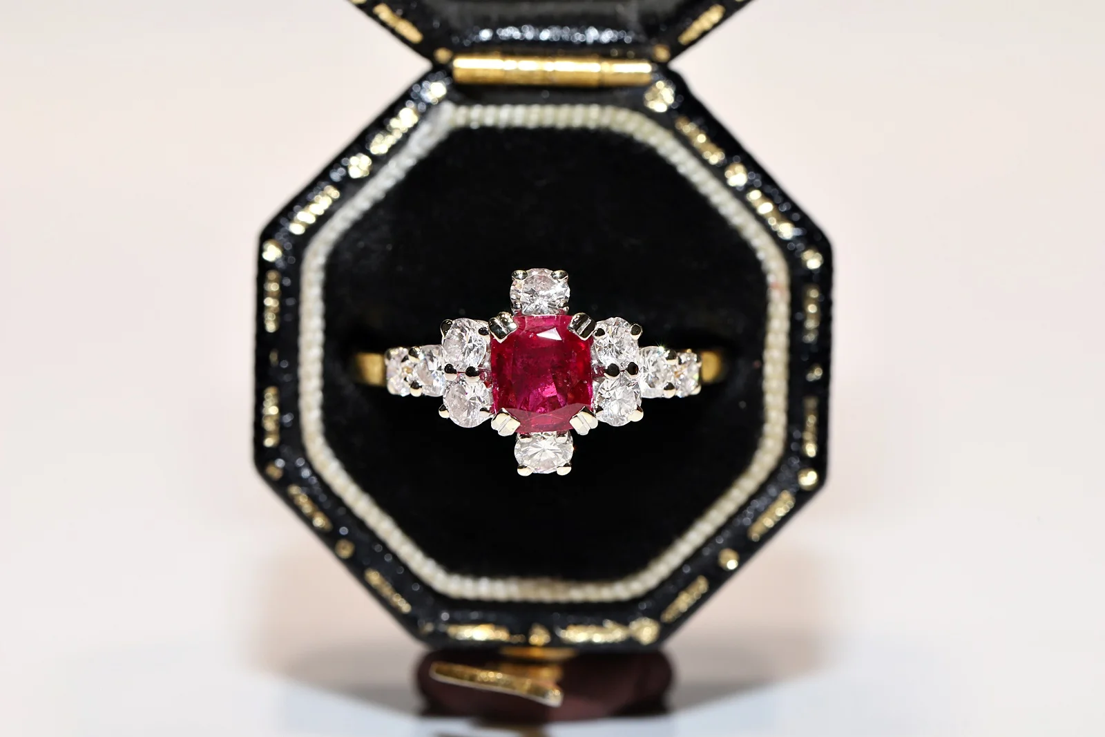 

Идеальное винтажное Оригинальное красивое кольцо из 18-каратного золота с натуральными бриллиантами и рубинами