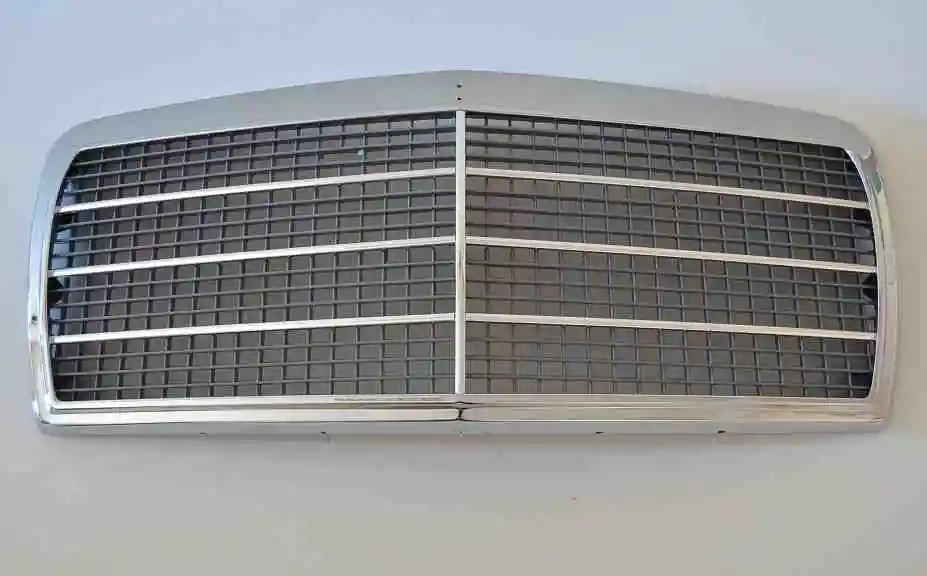 

VolMarkt W123 Front Grille 1268800883