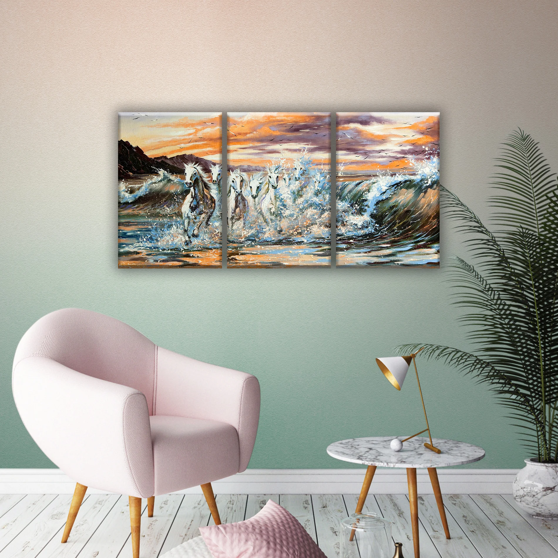 Трехмодульная горизонтальная картина на холсте. Рисунок стаи лошадей мчащихся