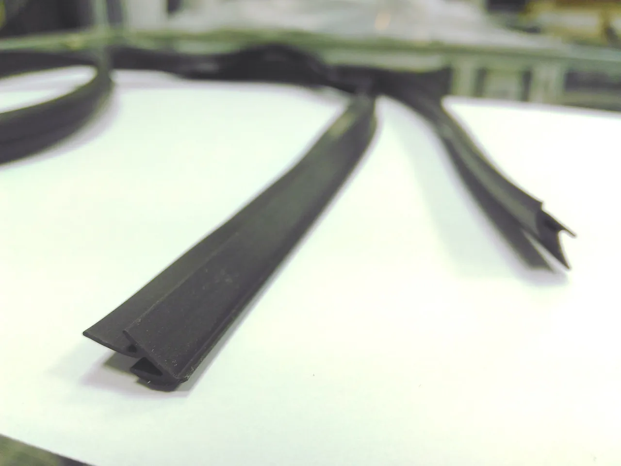 Профиль резиновый F-образный уплотнитель елочка профиль фигурный | Строительство