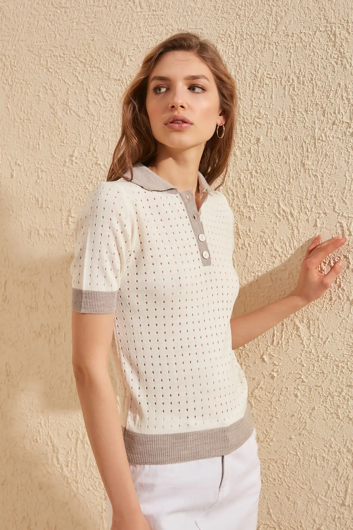 Трикотажный свитер с воротником поло от бренда Trendyol TWOSS20BZ0118| |