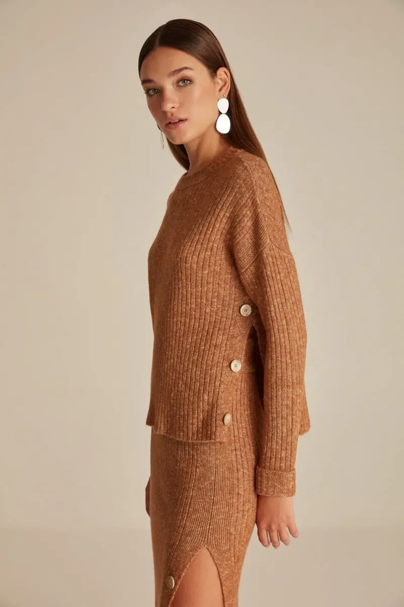 Женский коричневый джемпер с круглым вырезом и разрезом пуговицами Joinus| |
