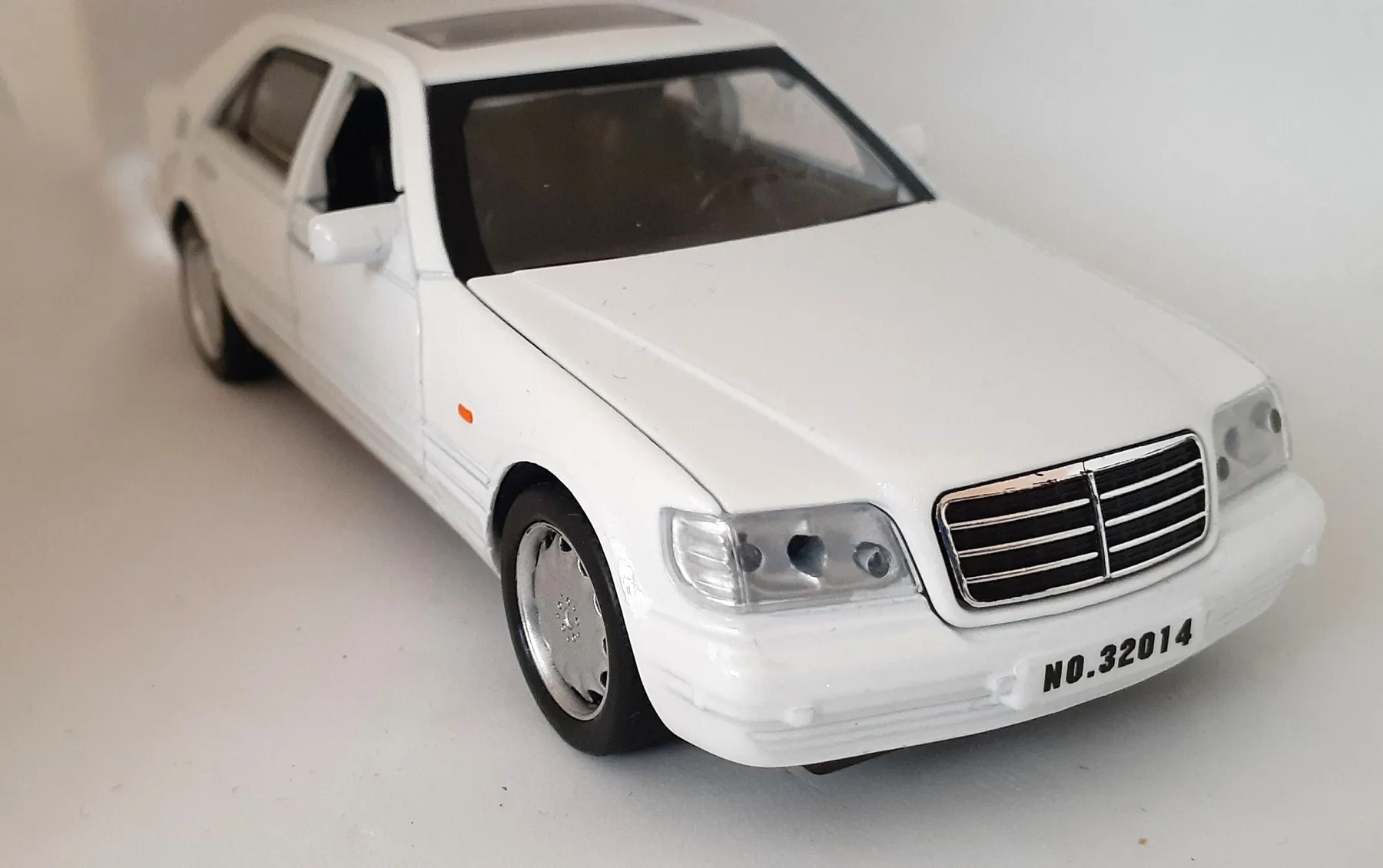 1-32 Mercedes 124 Case White