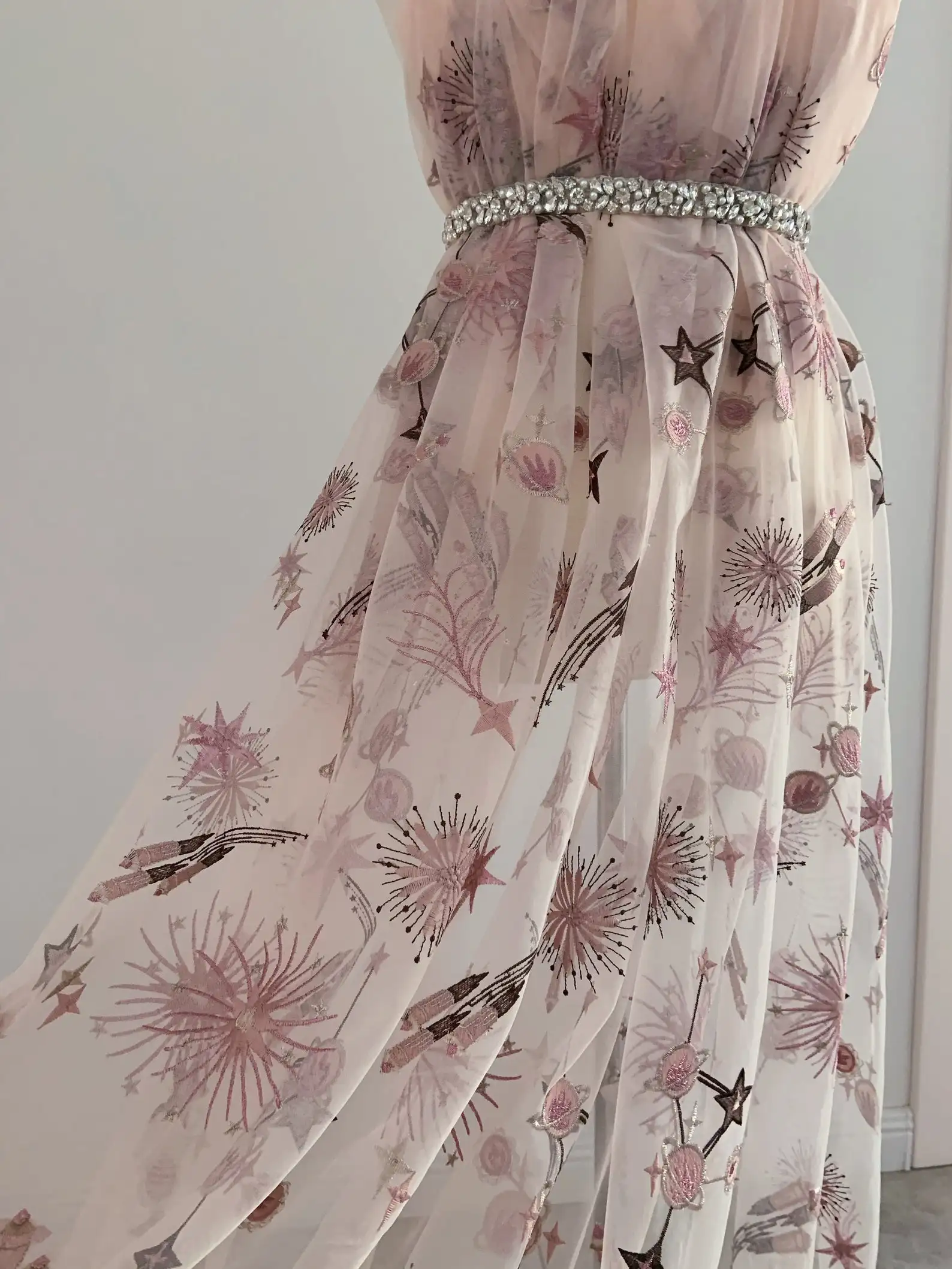 Розовая сетчатая кружевная ткань с вышивкой звезд тема космического полета