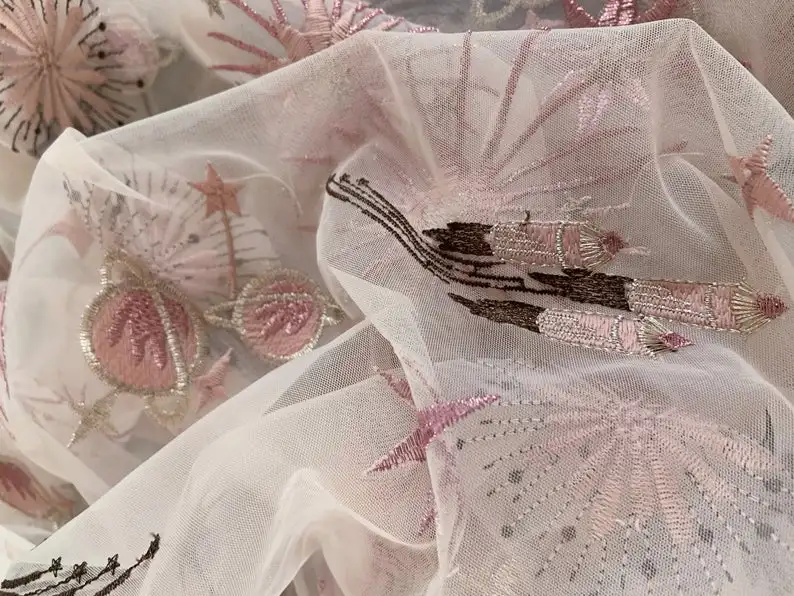 Розовая сетчатая кружевная ткань с вышивкой звезд тема космического полета