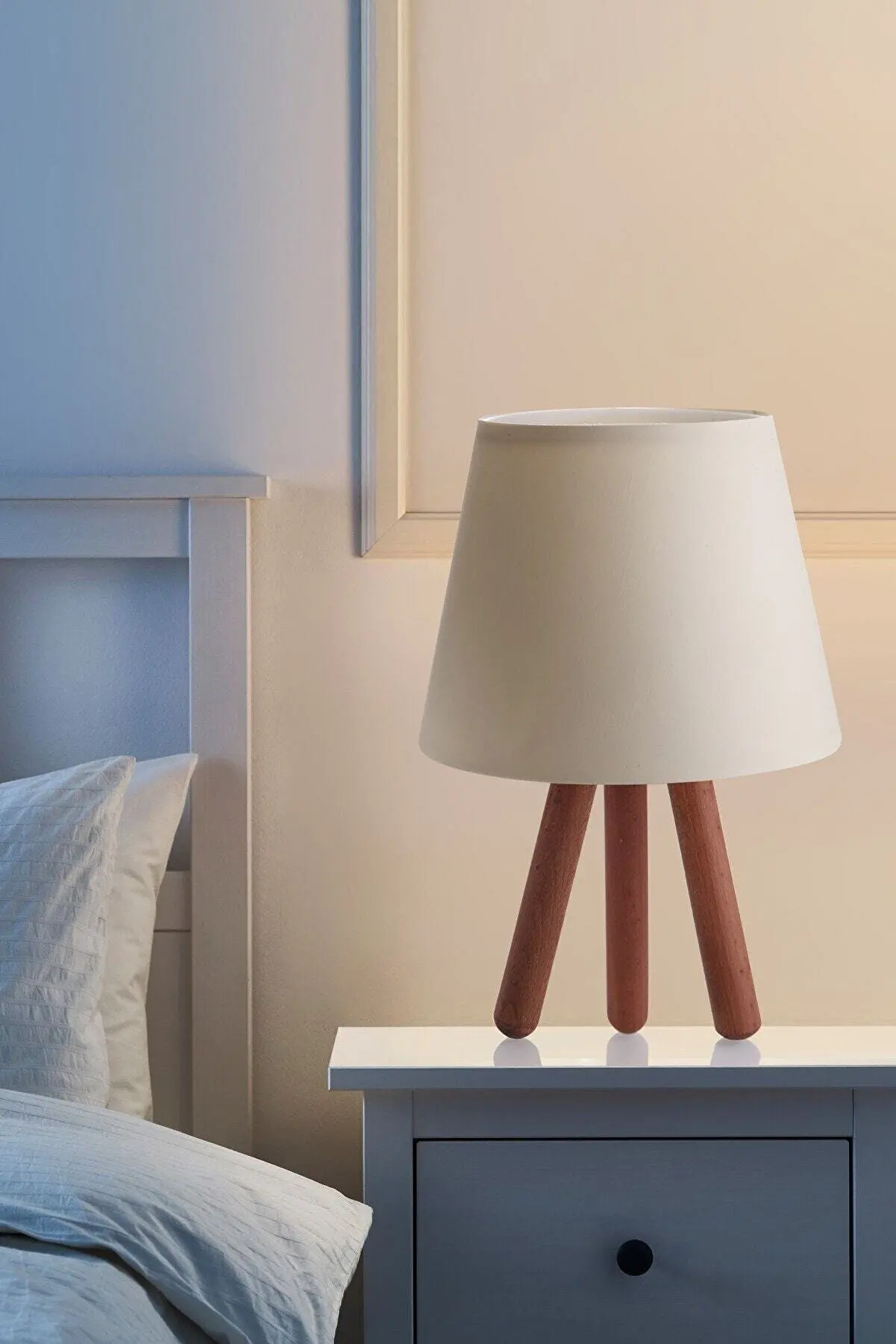 

European minimalist retro classic table lamp, E27 glass shade, bedroom table lamp, study and reading table lamp