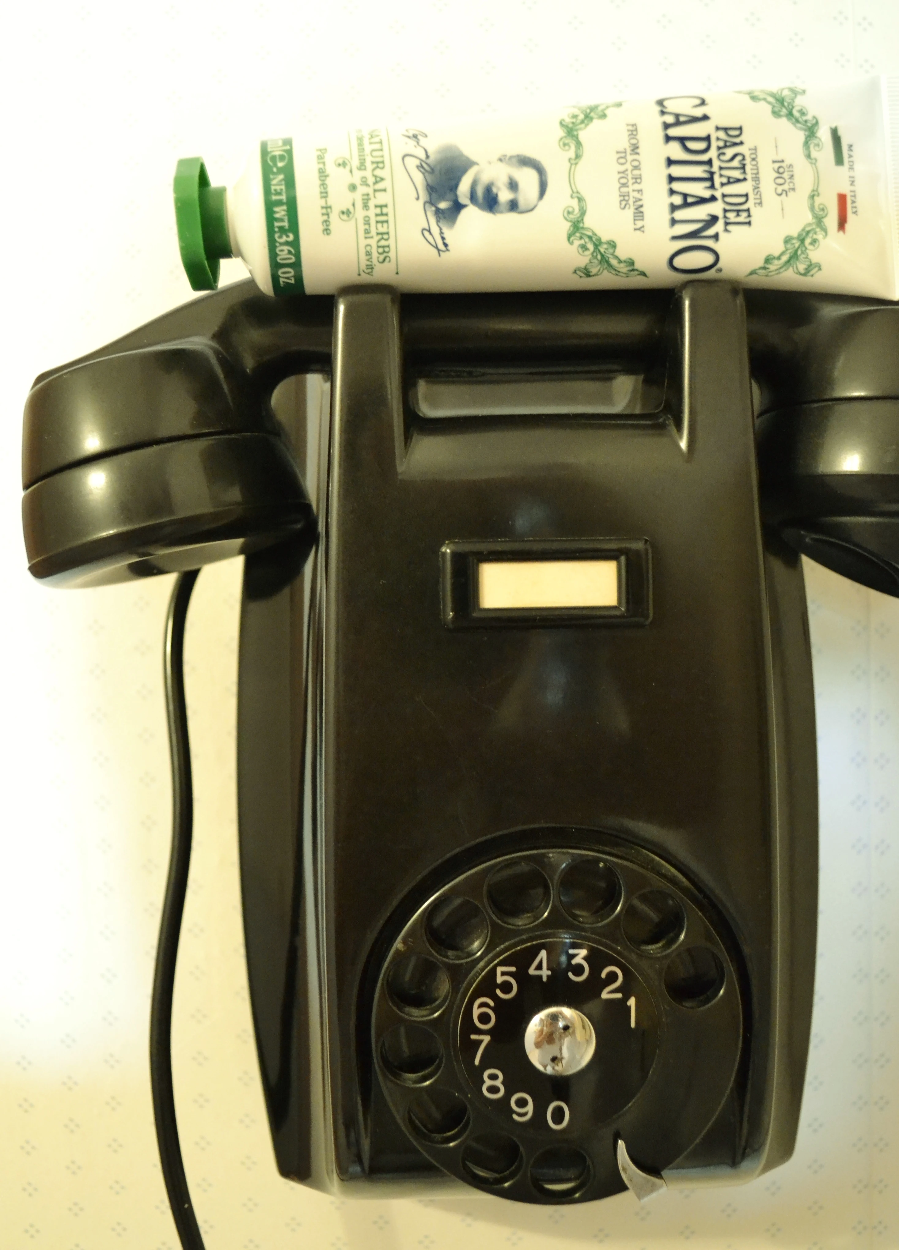 Антибактериальная аллергическая зубная паста CAPITANO для ухода за зубами удаление