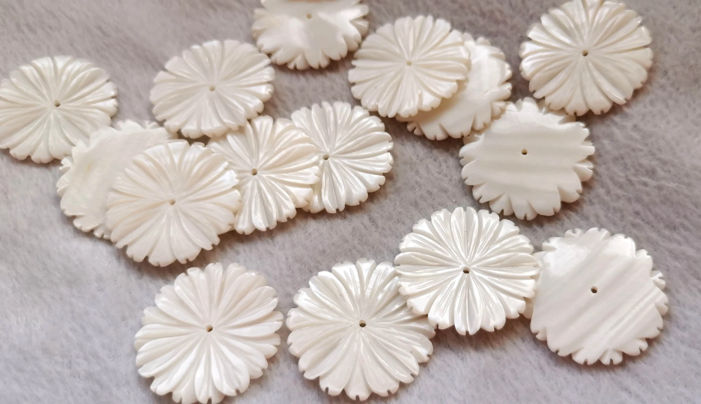 

32mm 10pcs Genuine White shell beads 5 petla chrysanthemum Carved Flowers petal cabochon for pendant-earrings charm beads