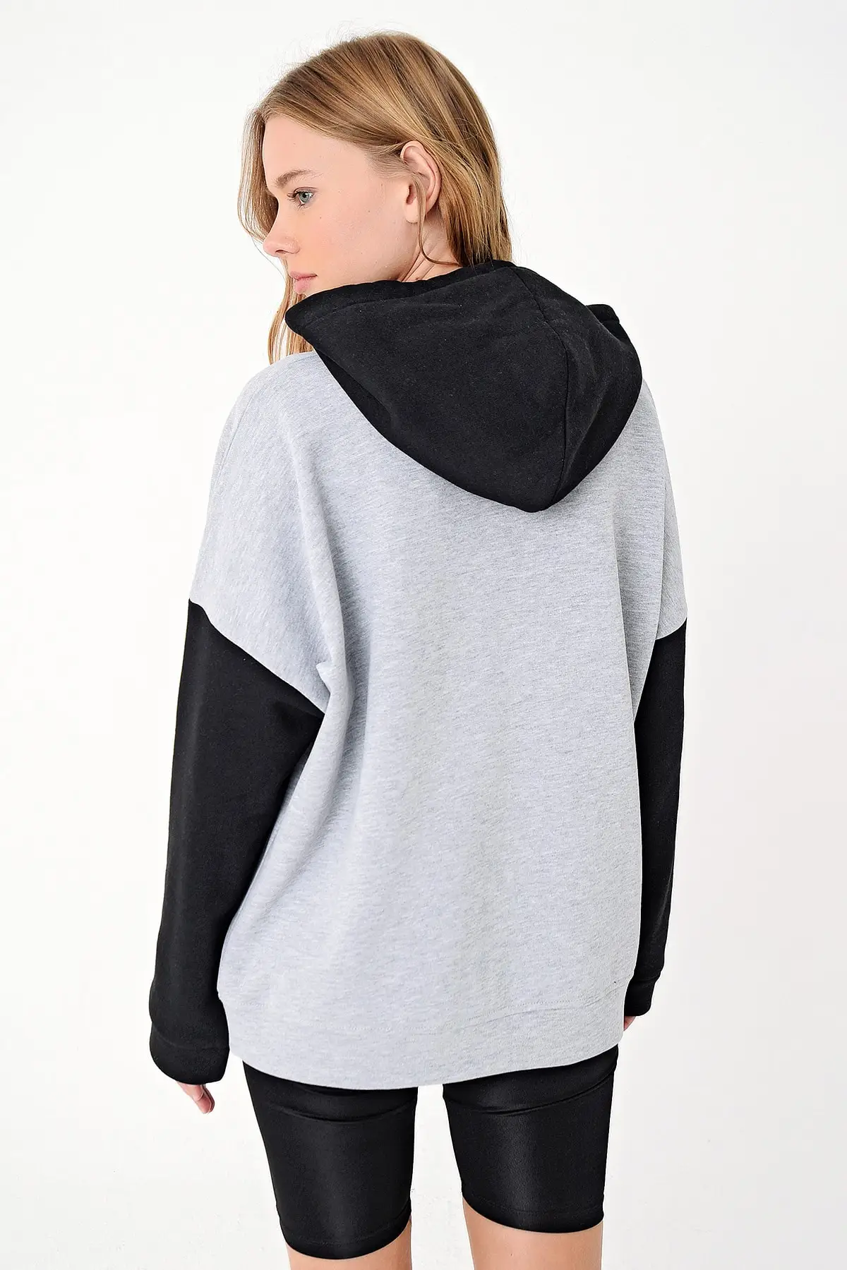 

WOMEN COLOR BLOCK OVERSIZED HOODED SWEATSHIRT SUITABLE FOR COMFORTABLE DAILY USE HAS A SOFT TISSUE NEW SEASON