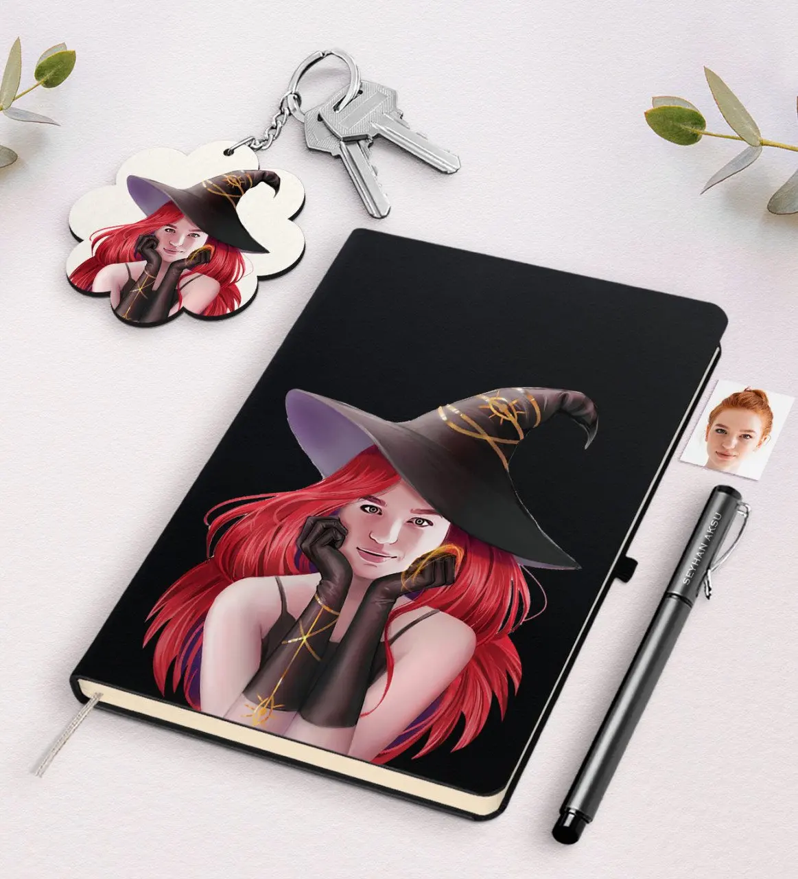 

Personalized Women 'S Witch Caricature Of Black Notebook Pen And Keychain Gift Seti-2