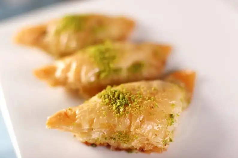 

Мягкая пахлава с кремом для манки (сёбийет), фисташковые фисташки