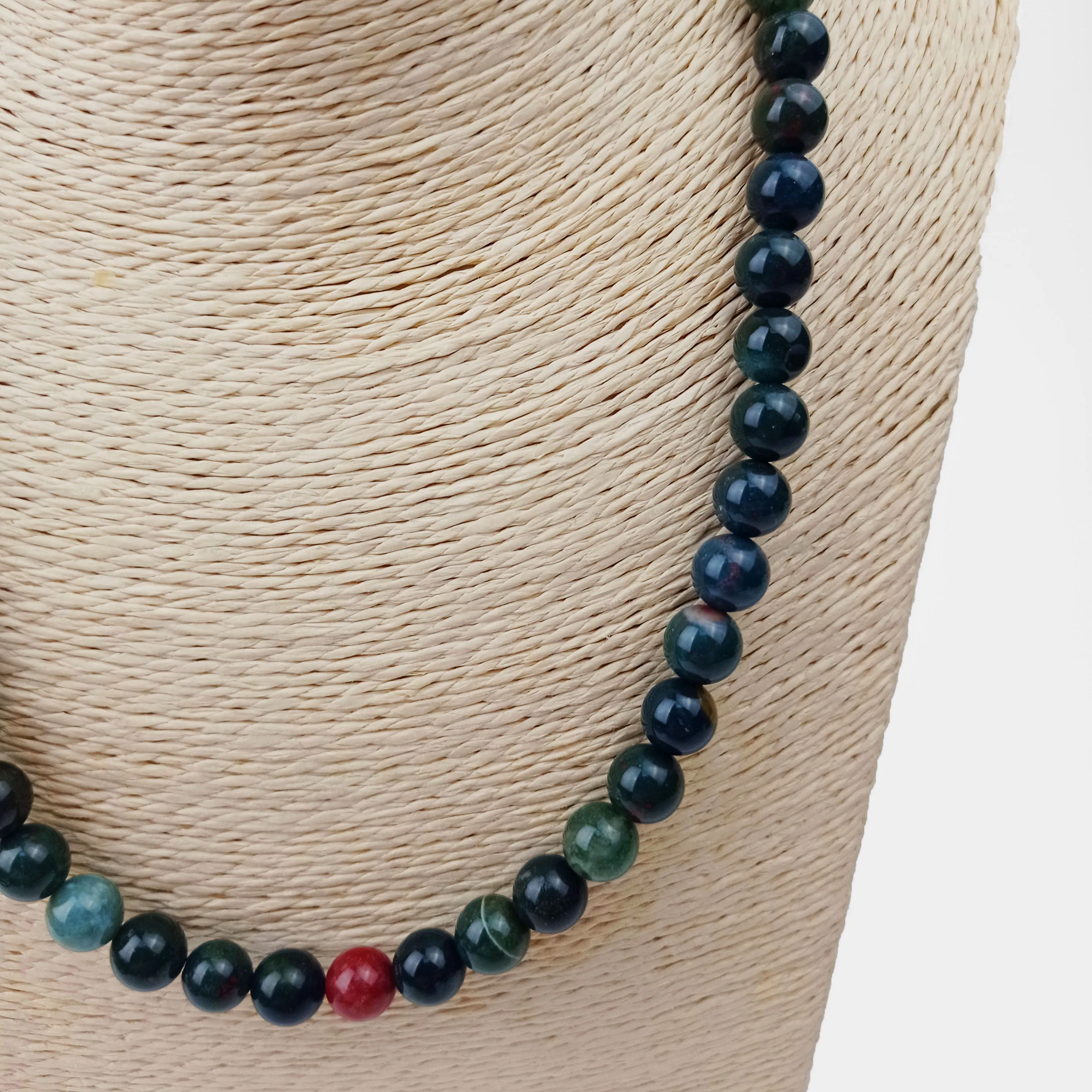 Бусы на шею из гелиотропа женские натуральный камень. |