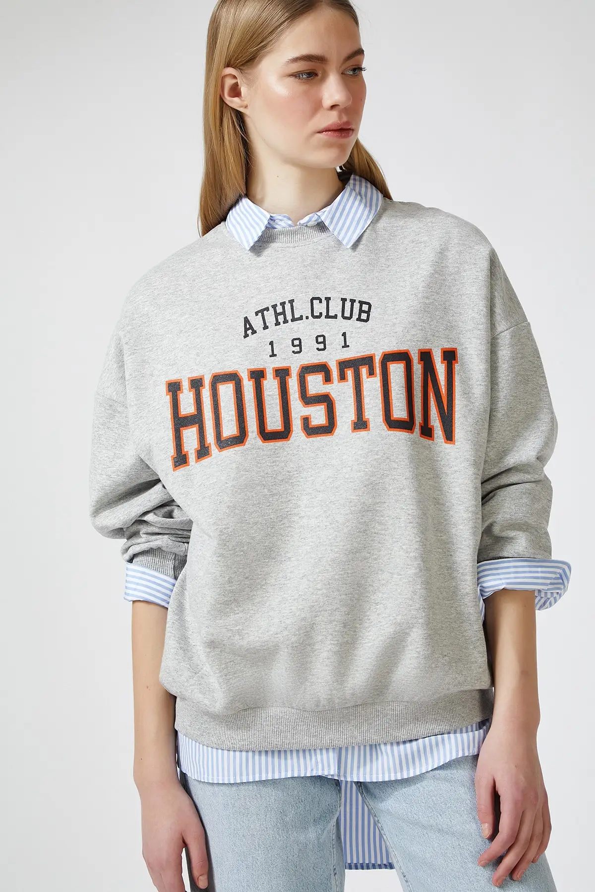 

White women sweatshirt, fabric soft sweatshirt motif in front and low shoulders, slightly wide and long sleeves, bisous pattern