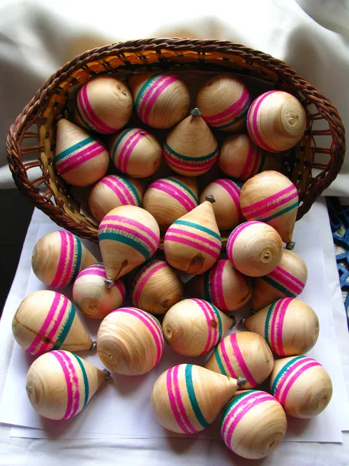 

Wood Spinning Top made of pine classic traditional toys for adults children wood toy 3 pieces wood spinning top + 2 meters rope